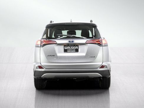 Used 2018 Toyota RAV4 LE AWD/4WD image 4