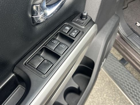 Used 2018 Nissan Titan SL w/ Chrome Package RWD image 16