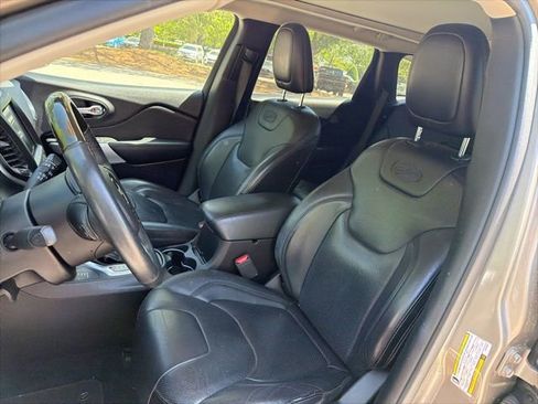 Used 2017 Jeep Cherokee Overland w/ Technology Group AWD/4WD image 10