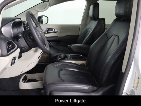 Used 2024 Chrysler Pacifica Touring-L image 14