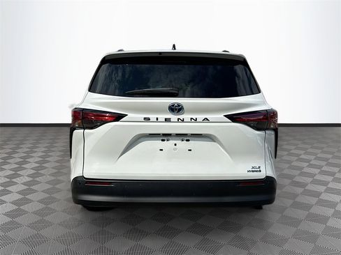 Used 2022 Toyota Sienna XLE image 7
