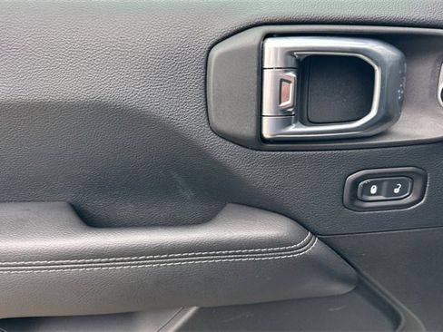 Used 2018 Jeep Wrangler Unlimited Sahara image 14