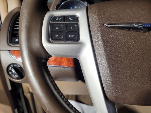 Used 2016 Chrysler Town & Country Touring image 21