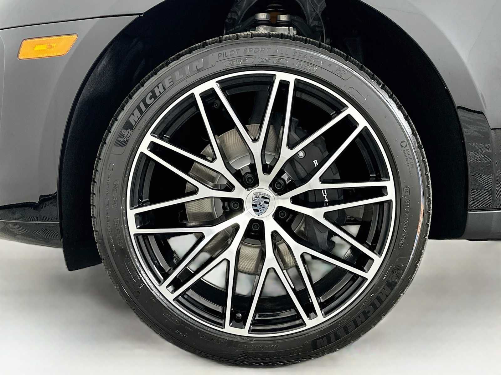 Certified 2025 Porsche Macan AWD/4WD image 32