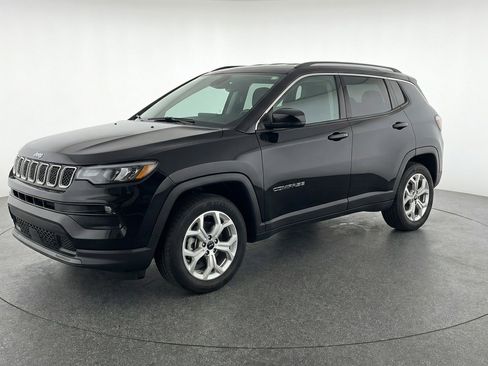 Used 2025 Jeep Compass Latitude image 3