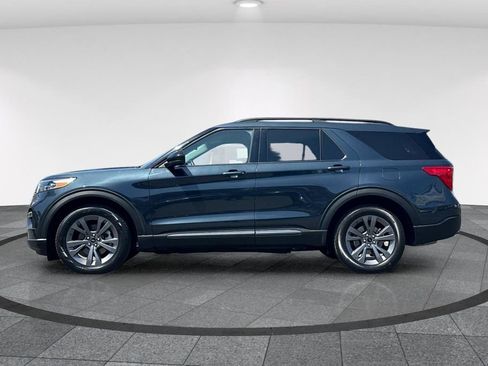 Used 2023 Ford Explorer XLT w/ Equipment Group 202A RWD image 9