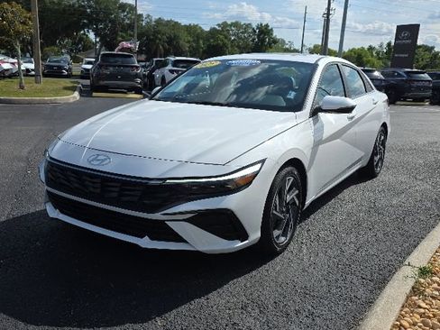 Certified 2025 Hyundai Elantra Limited FWD image 2