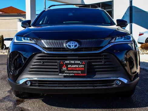 Used 2023 Toyota Venza XLE image 2