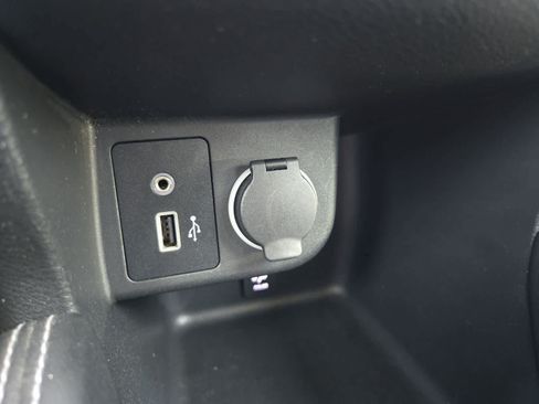 Used 2018 Nissan Kicks SR FWD image 27