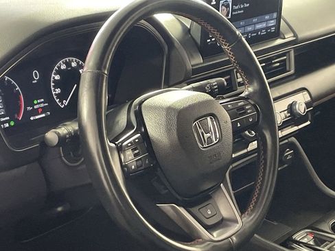 Used 2025 Honda Pilot TrailSport image 13