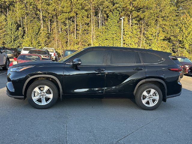 Used 2024 Toyota Highlander LE AWD/4WD image 4
