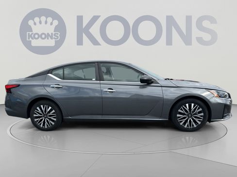 Used 2024 Nissan Altima 2.5 SV FWD image 8
