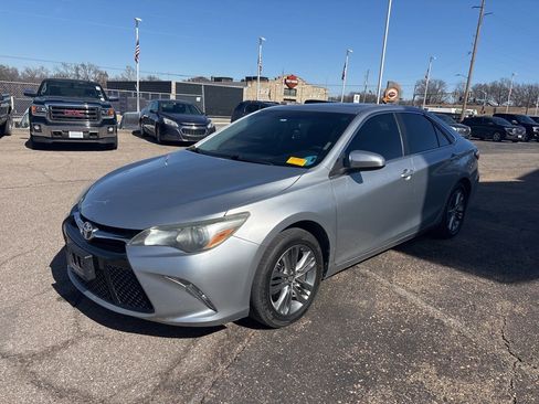 Used 2017 Toyota Camry SE w/ Moonroof Package image 3