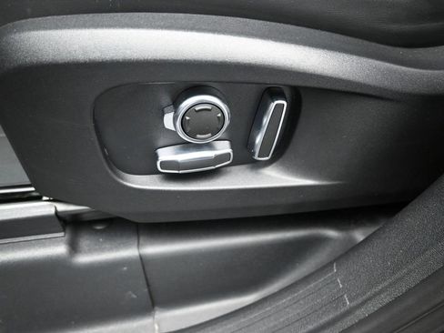 Used 2023 Land Rover Defender 130 X-Dynamic SE image 13