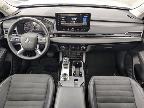 Used 2025 Mitsubishi Outlander SE image 14