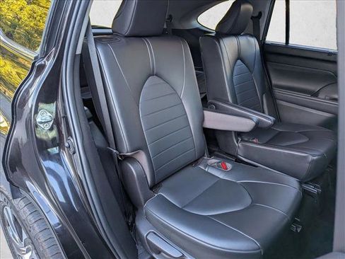 Used 2022 Toyota Highlander XLE image 21