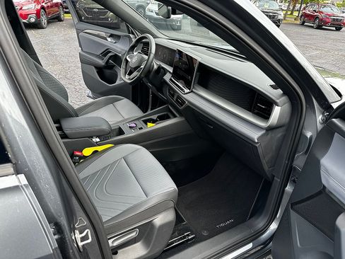 Used 2025 Volkswagen Tiguan SE R-Line AWD/4WD image 20