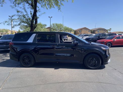 New 2026 Kia Carnival image 2