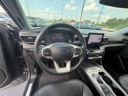 Used 2023 Ford Explorer Limited w/ Equipment Group 301A AWD/4WD image 16