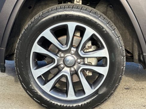 Used 2017 Jeep Grand Cherokee Overland w/ Jeep Active Safety Group image 26