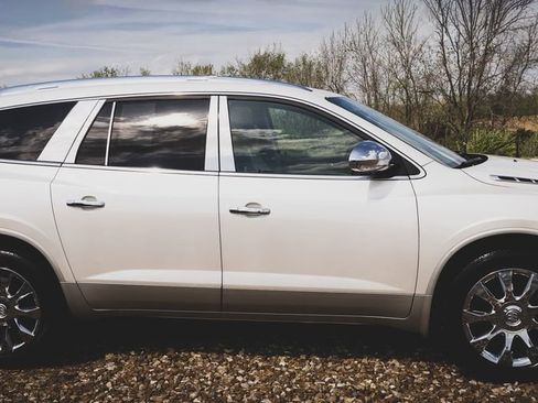 Used 2011 Buick Enclave CXL image 12