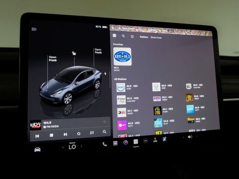 Used 2023 Tesla Model Y Long Range AWD/4WD image 37