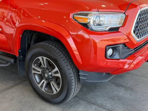 Used 2018 Toyota Tacoma TRD Sport AWD/4WD image 8