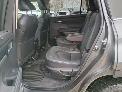 Used 2023 Toyota Highlander XLE AWD/4WD image 21