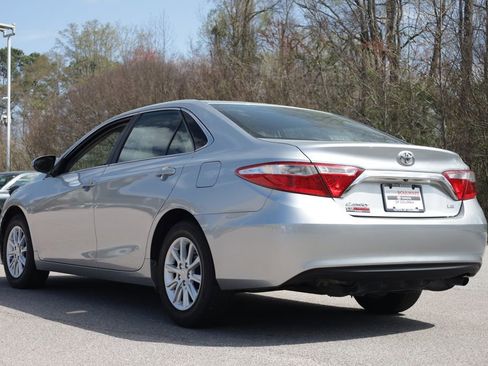 Used 2015 Toyota Camry LE image 3