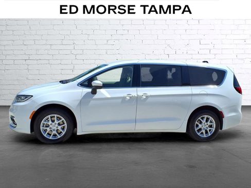 Used 2023 Chrysler Pacifica Touring-L image 2