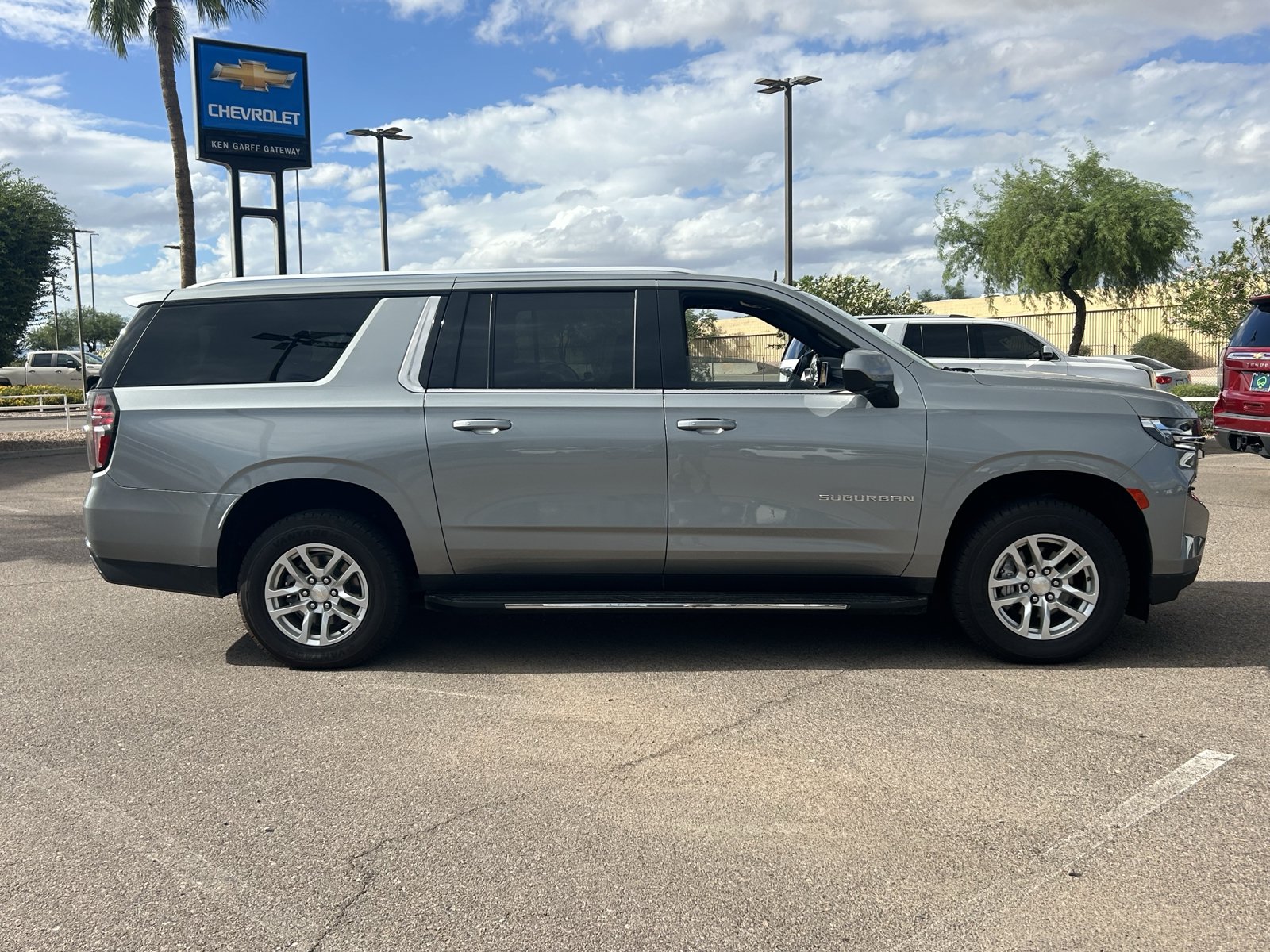 Used 2024 Chevrolet Suburban LT RWD image 6