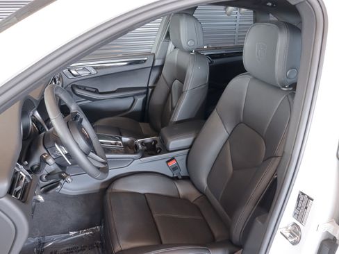 Used 2025 Porsche Macan image 5