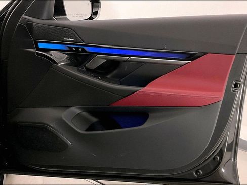 Used 2025 BMW i5 xDrive40 w/ Premium Package image 25