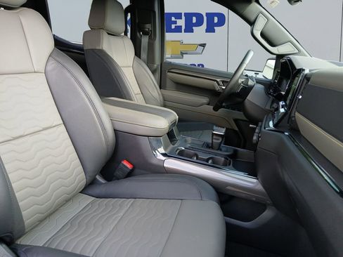 Used 2025 Chevrolet Silverado 1500 ZR2 w/ Technology Package image 17