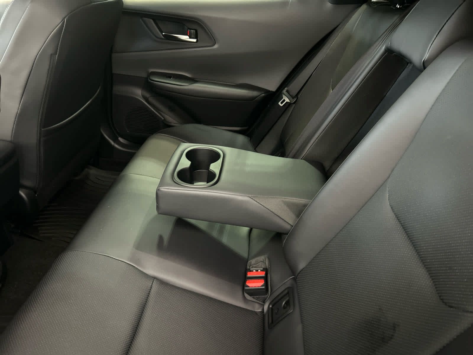 Used 2024 Toyota Prius XLE FWD image 9