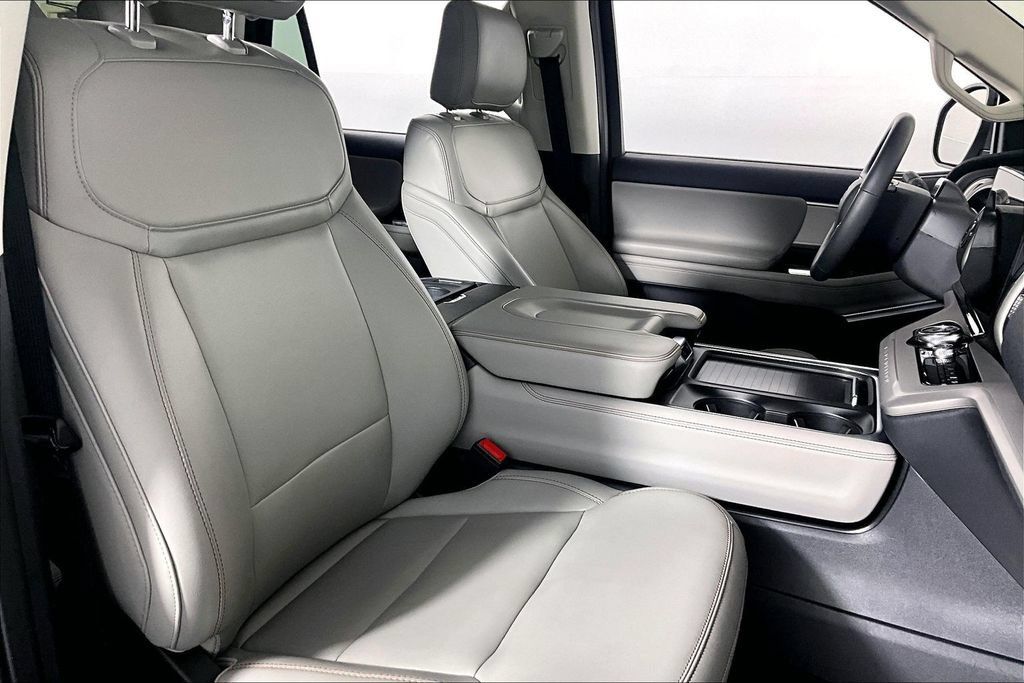 Used 2025 Ford Expedition Active AWD/4WD image 7