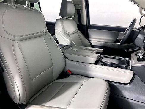 Used 2025 Ford Expedition Active AWD/4WD image 7
