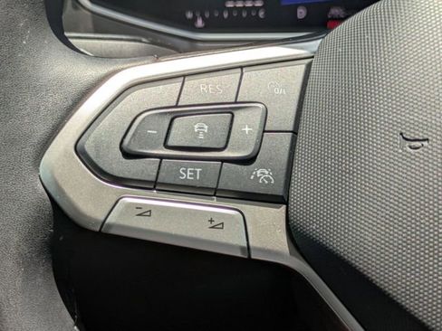 Used 2025 Volkswagen Taos SE FWD image 25