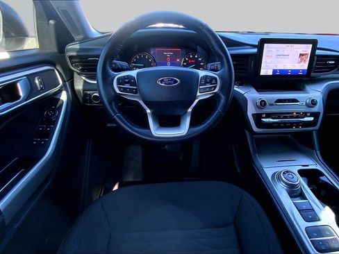 Used 2021 Ford Explorer XLT RWD image 6