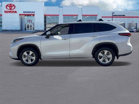 Certified 2022 Toyota Highlander L image 4