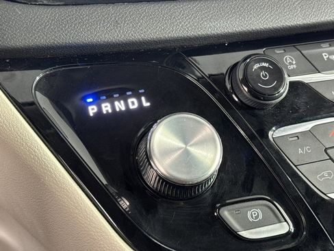 Used 2024 Chrysler Pacifica Touring-L image 19