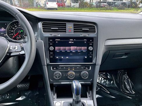 Used 2019 Volkswagen e-Golf SE image 8