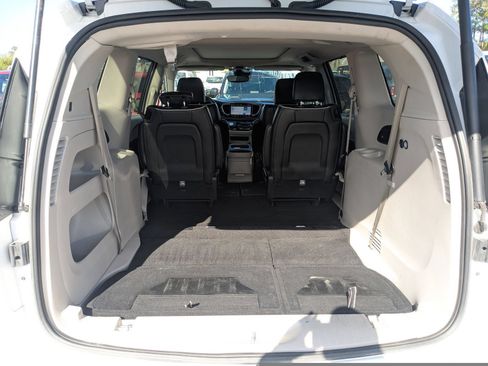 Used 2024 Chrysler Pacifica Limited FWD image 13