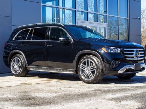 Used 2024 Mercedes-Benz GLS 450 4MATIC image 3