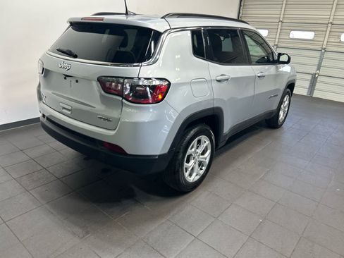 Used 2024 Jeep Compass Latitude AWD/4WD image 3