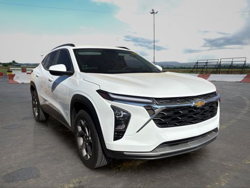 Used 2025 Chevrolet Trax LT FWD image 2