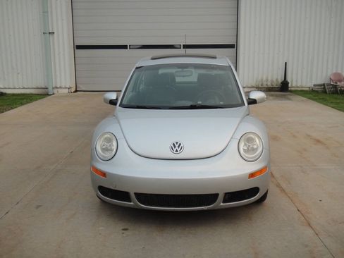 Used 2006 Volkswagen Beetle Coupe w/ Package 1 FWD image 3