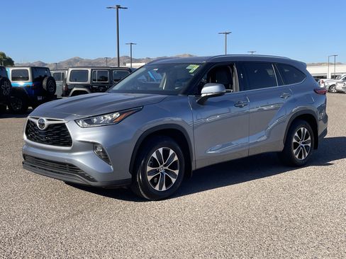 Used 2020 Toyota Highlander XLE image 2