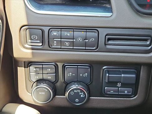 Certified 2022 Chevrolet Suburban LT w/ Luxury Package AWD/4WD image 18
