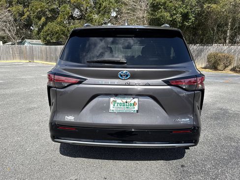 Used 2023 Toyota Sienna Platinum image 4